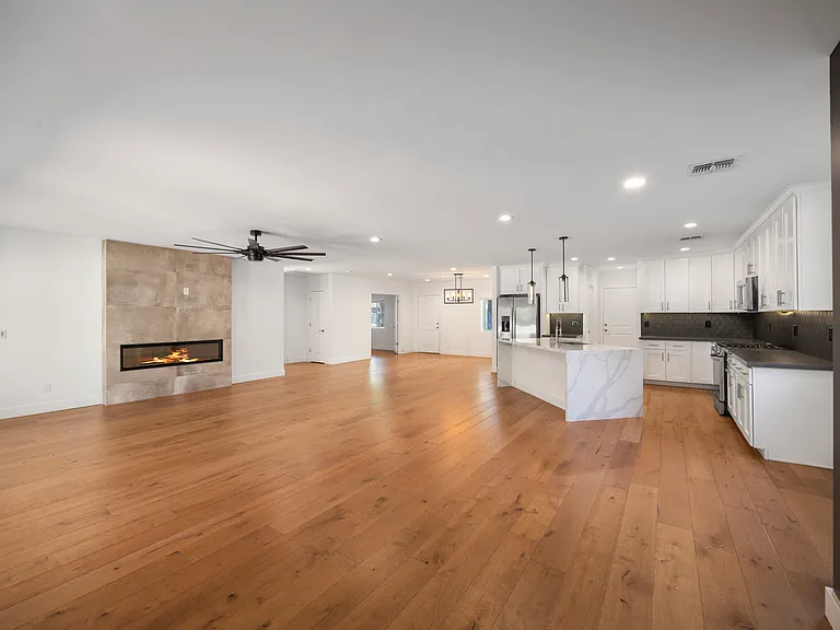 3247 E Roma Ave — Photo 6
