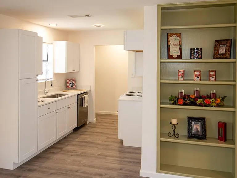800 Oak Grove Ln — Photo 6