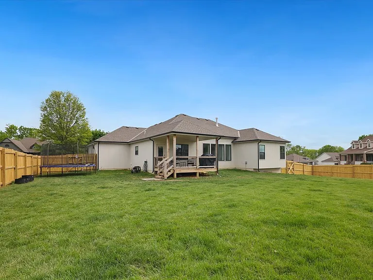 2210 Piedmont Pl — Photo 32