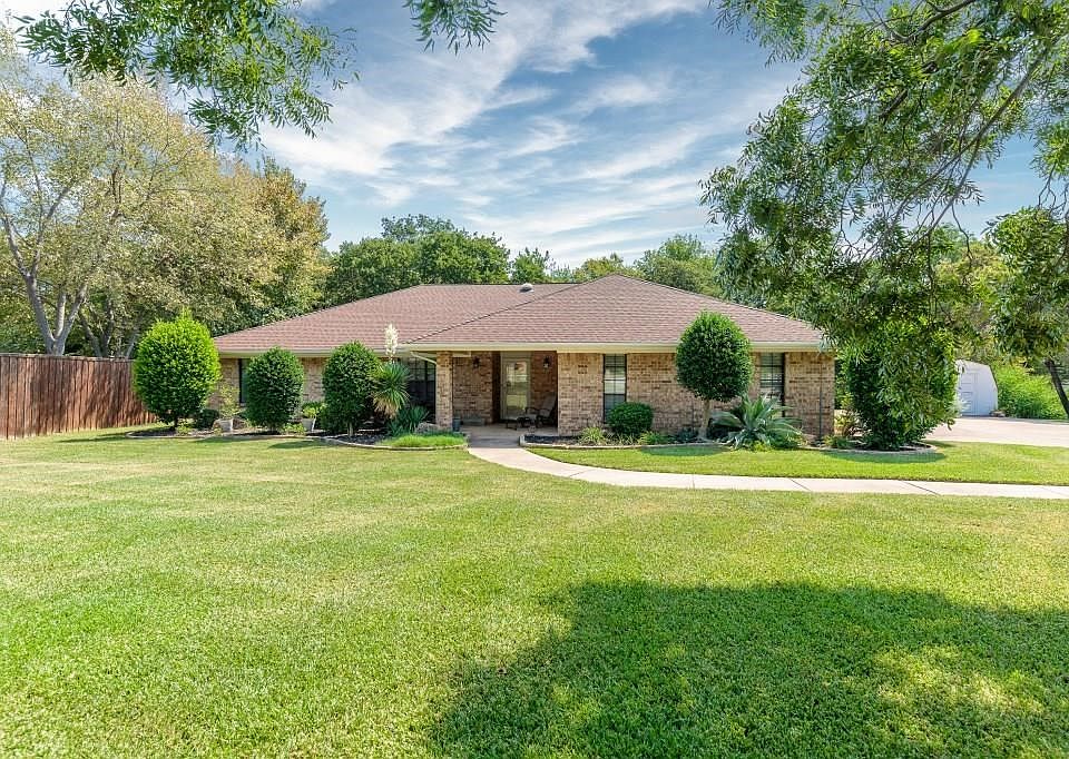 Country living nestled in this quite Southlake community.
