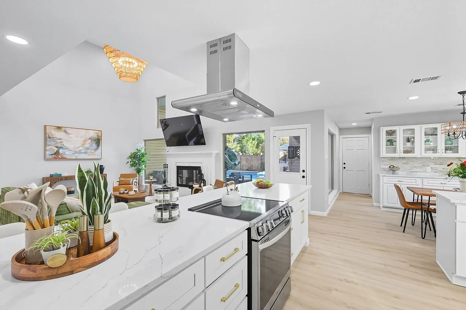 7 bed, 5.0 bath, 4660 sqft, $15,766 — Photo 4