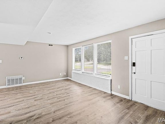 5th image of 49 Marquette Dr