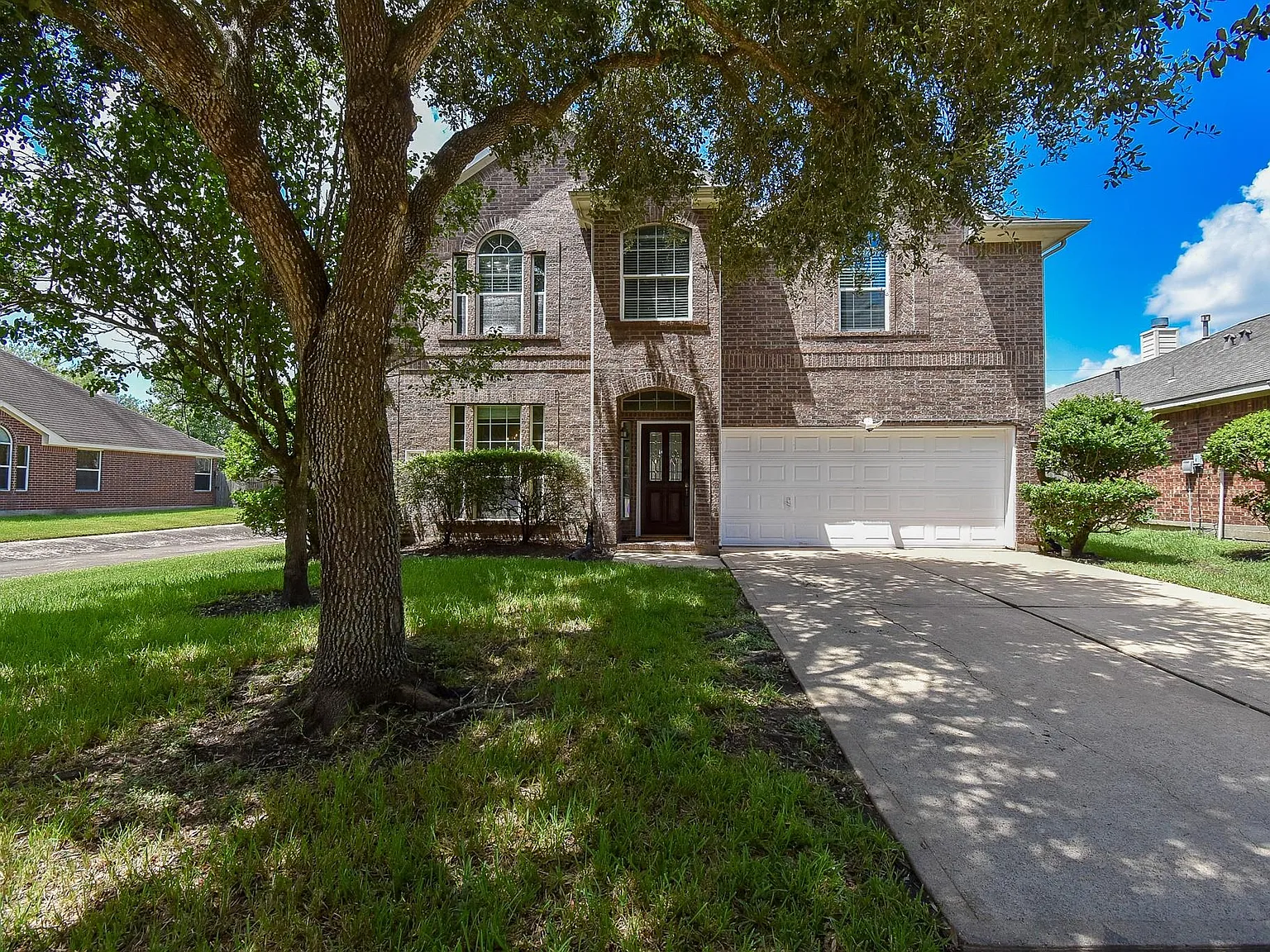 4 bed, 2.5 bath, 2420 sqft, $2,400 — Photo 2