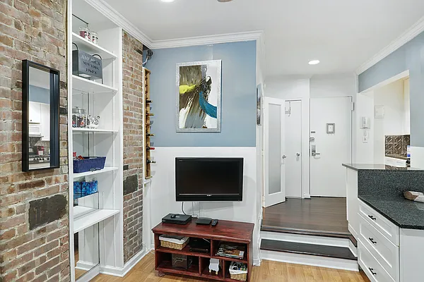 Sold by R New York | media 9