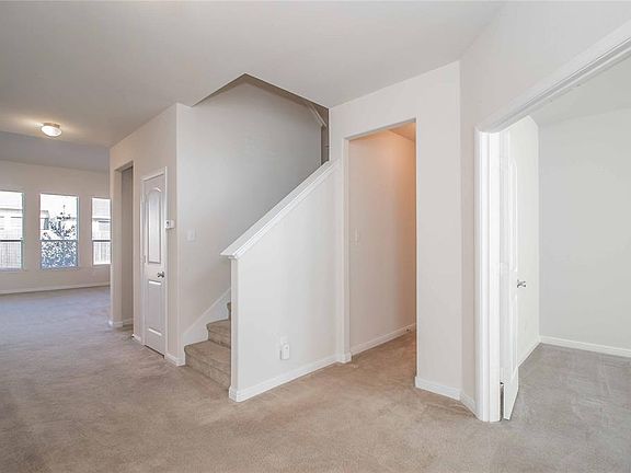 4th image of 412 Crown Oaks Dr