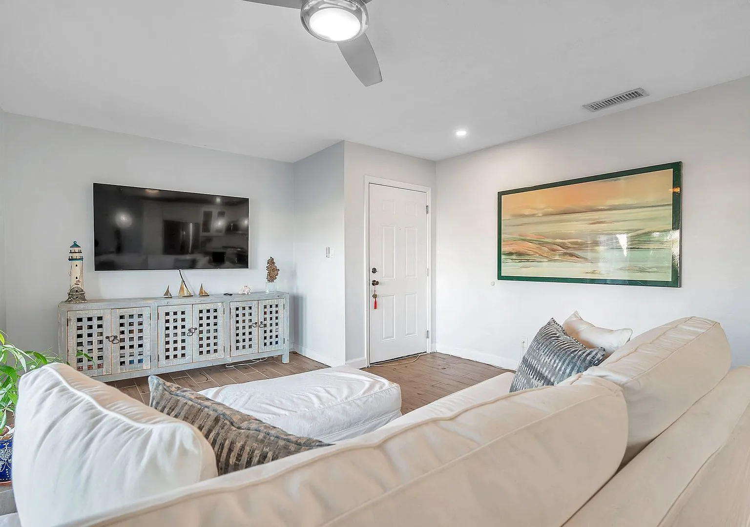 Serene Waterfront Fully Furnished Condo | 1 Bed 1 Bath Condo — Photo 3