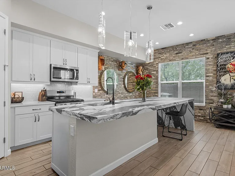 5041 E Woodridge Dr — Photo 1