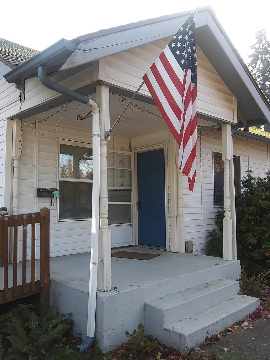 1424 Winter St NE photo 1