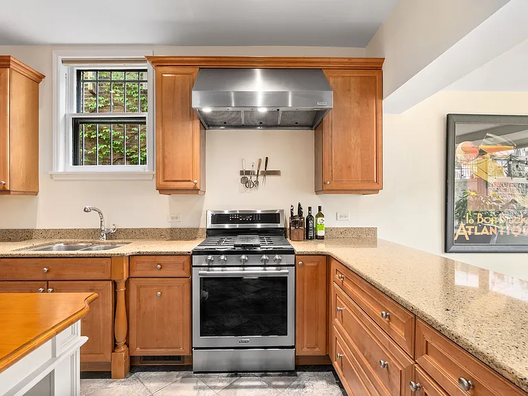 2112 N Dayton St — Photo 15