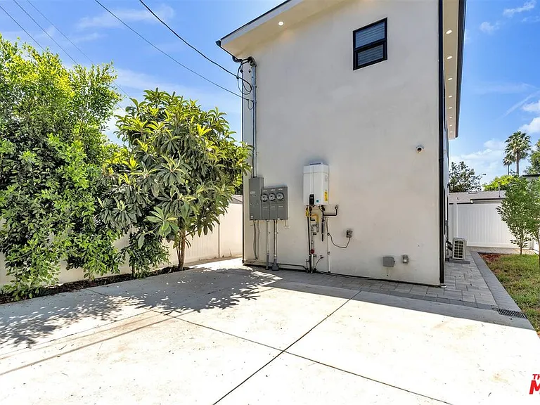 14121 Califa St — Photo 30