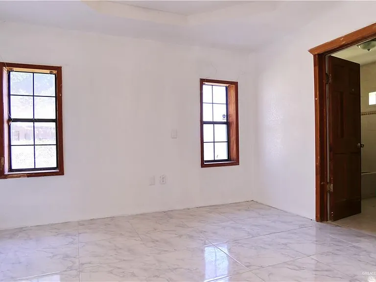 927 E Salazar St — Photo 8