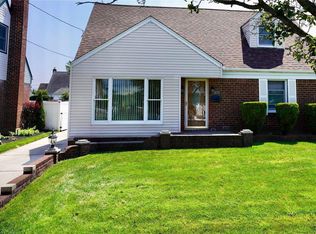 528 Latham Rd, Mineola, NY 11501