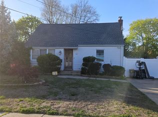 507 17th St, West Babylon, NY 11704