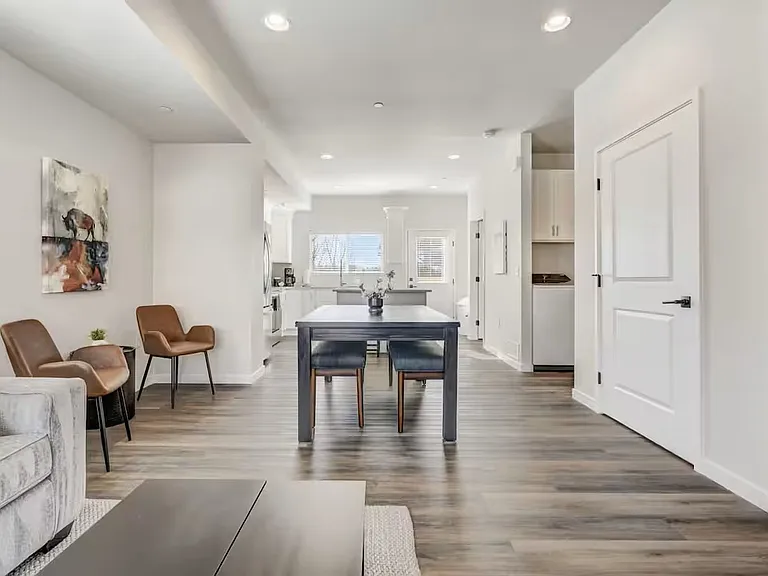 2220 E La Salle St — Photo 17