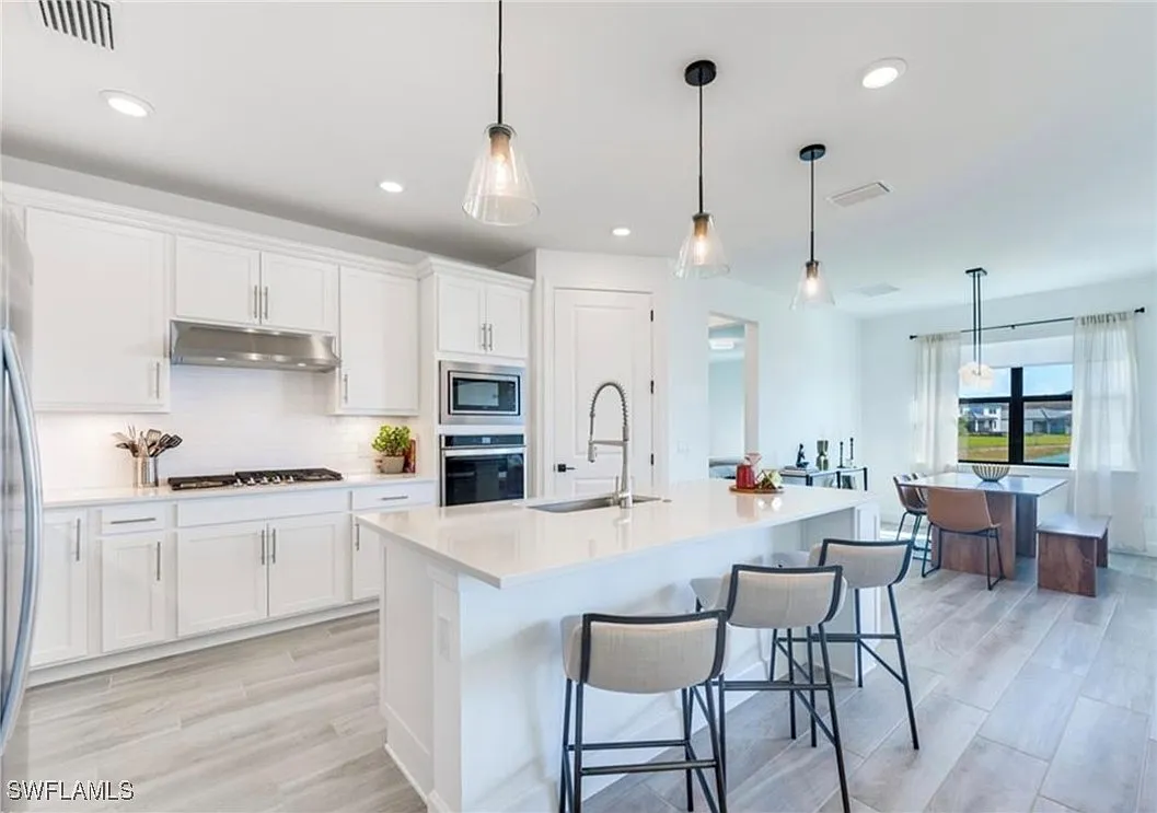 3 bed, 2.0 bath, 2088 sqft, $6,490 — Photo 3
