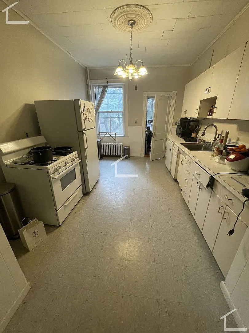 NIce 4 bed in Brookline — Photo 3