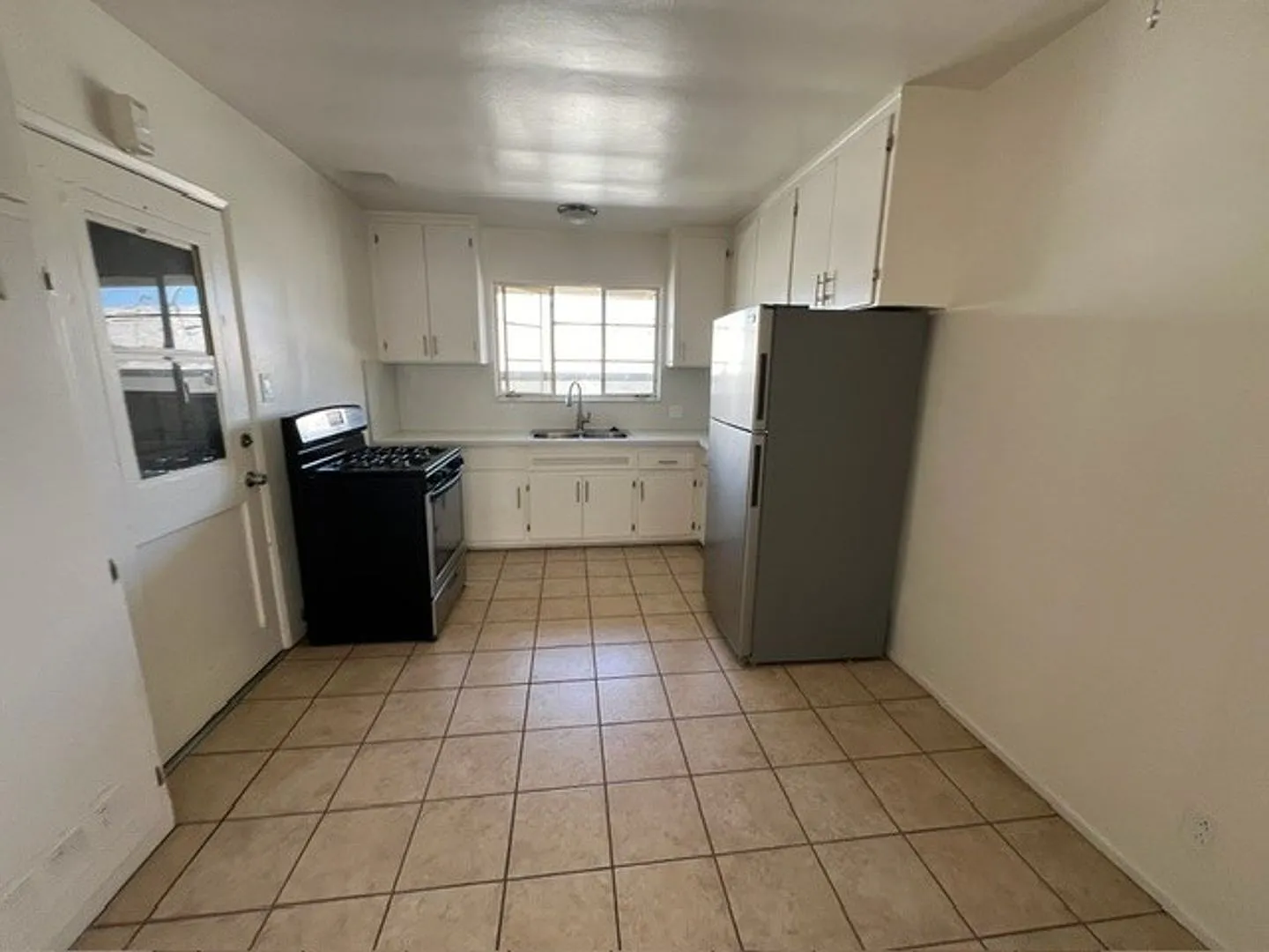 2 bed, 1.0 bath, $2,450 — Photo 2