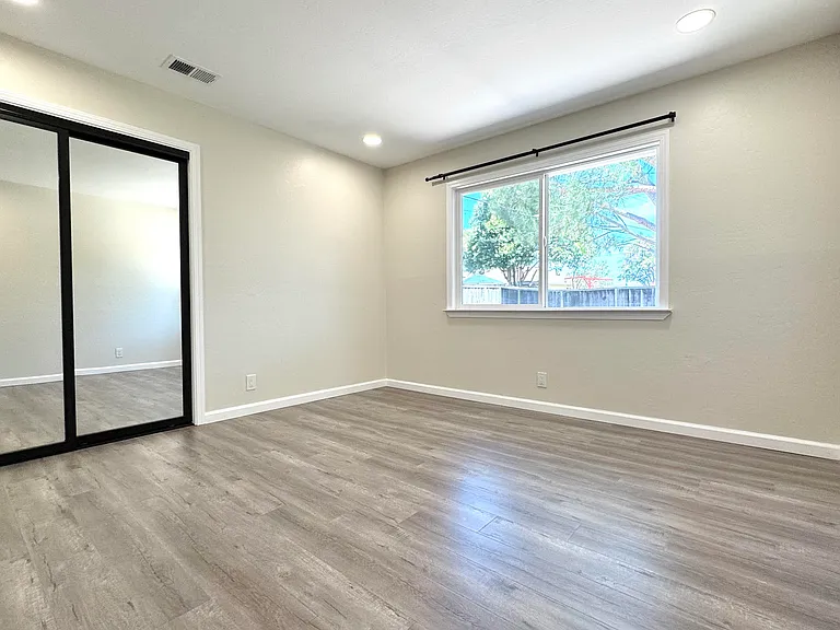 908 Live Oak Dr — Photo 10