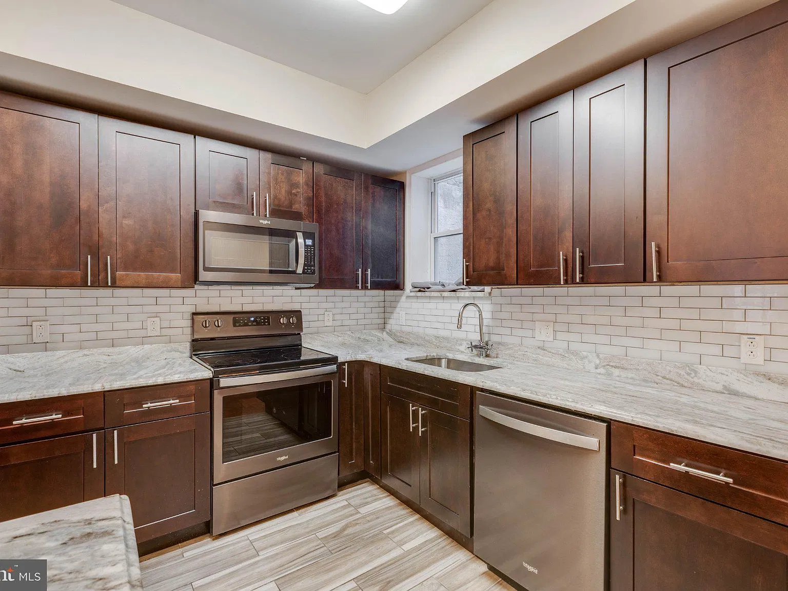 4 bed, 4.0 bath, 2460 sqft, $1,900 — Photo 2