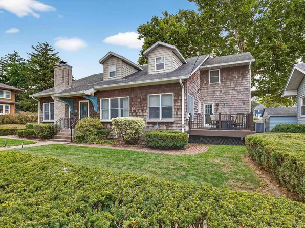 325 E Dover Ct, Davenport, IA 52803