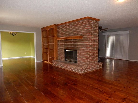 2nd image of 407 Hawthorne Dr