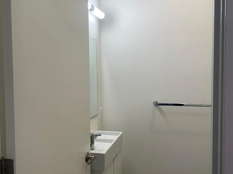 2000 SE Tacoma St #12 — Photo 7