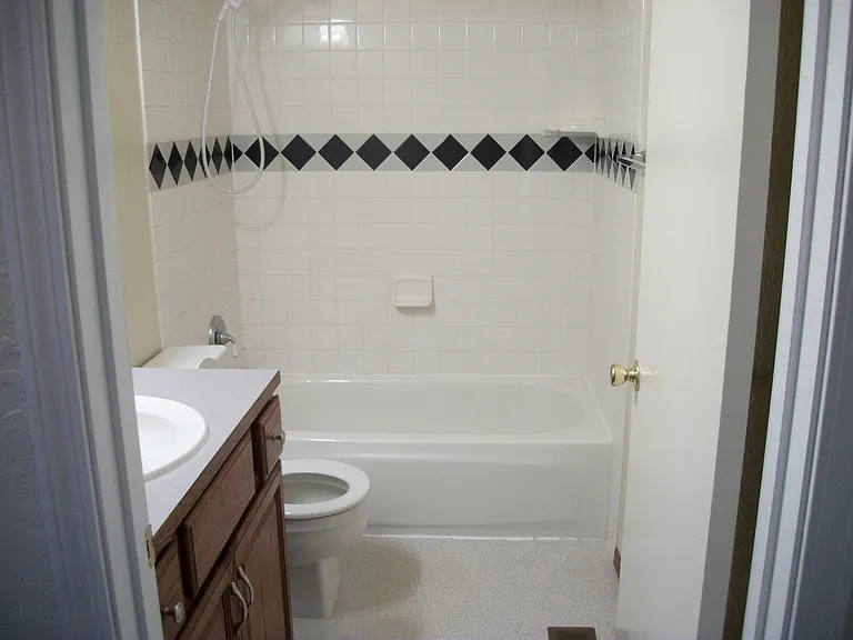 83 NW Nichols Ave — Photo 6