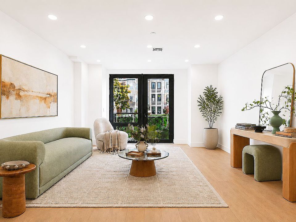 1st image of 371 Hawthorne St #1