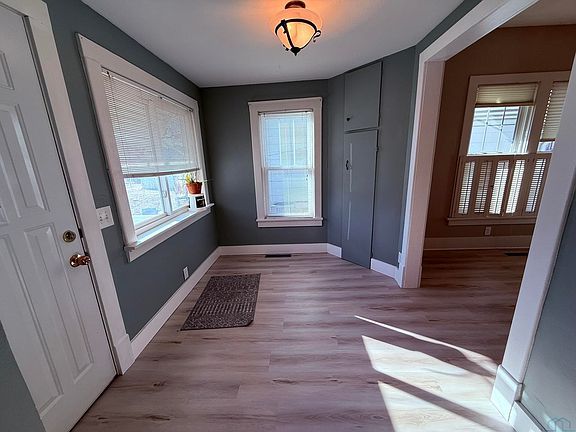 5th image of 225 E Maple St