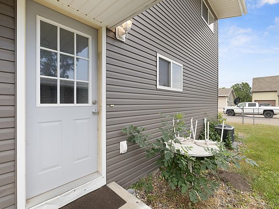 3rd image of 828/826 5th Ave NW