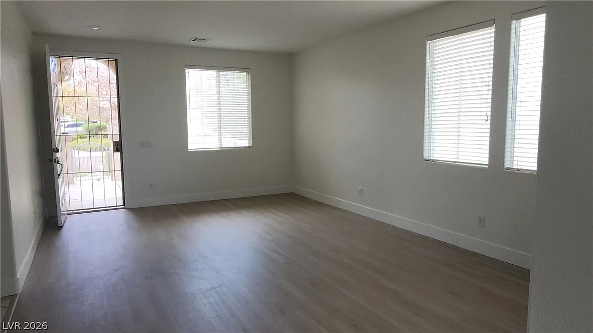 4 bed, 2.5 bath, 2320 sqft, $2,650 — Photo 2