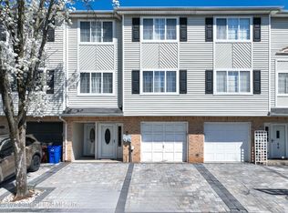 24 White Oak Ln, Staten Island, NY 10309