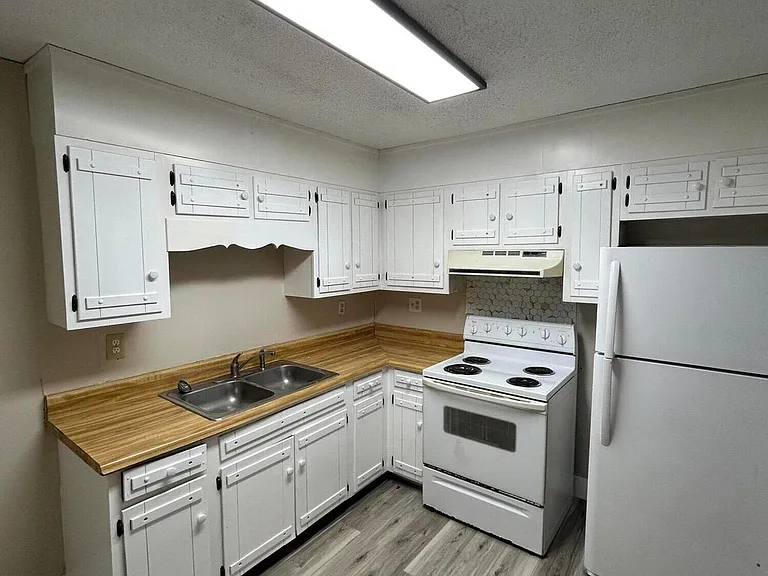 572 Highland Dr SW #8 — Photo 2