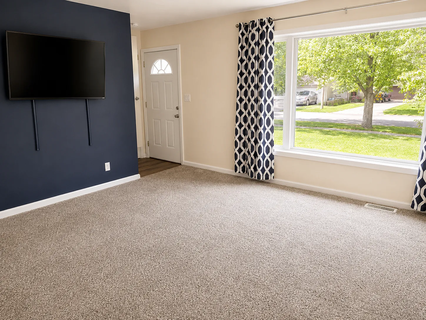 3 bed, 910 sqft, $1,595 — Photo 3