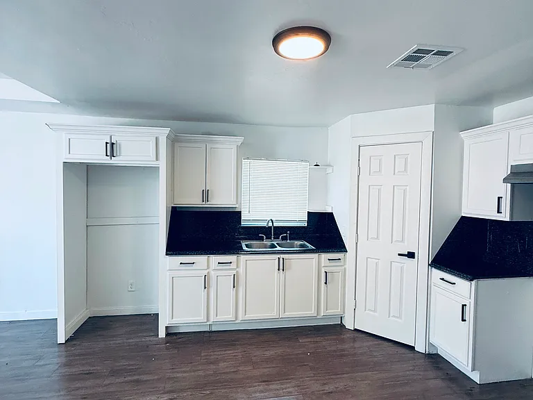 326 E Harmon Dr — Photo 11