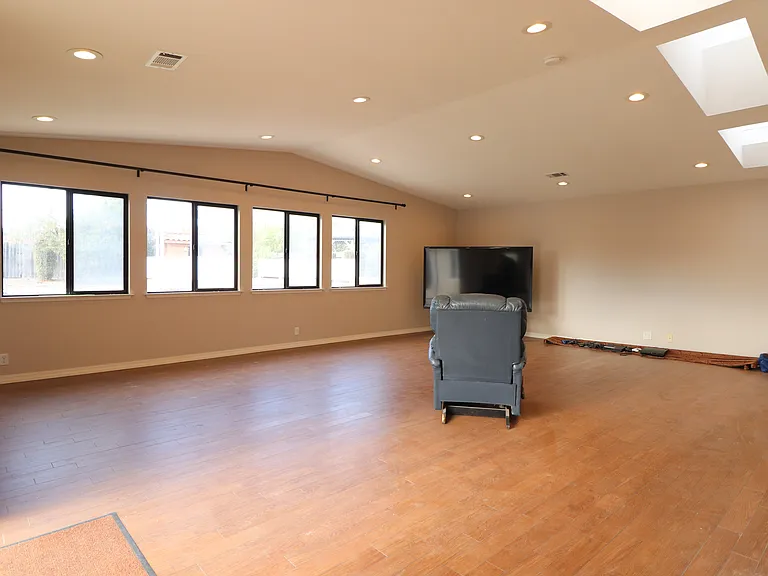 565 Clubhouse Dr — Photo 7