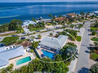 674 Key Royale Dr, Holmes Beach, FL 34217
