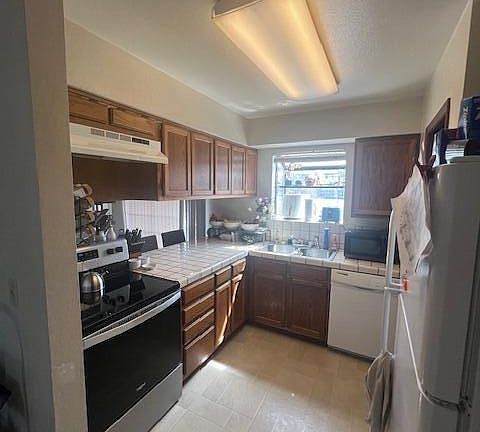 4th image of 861 W Center St