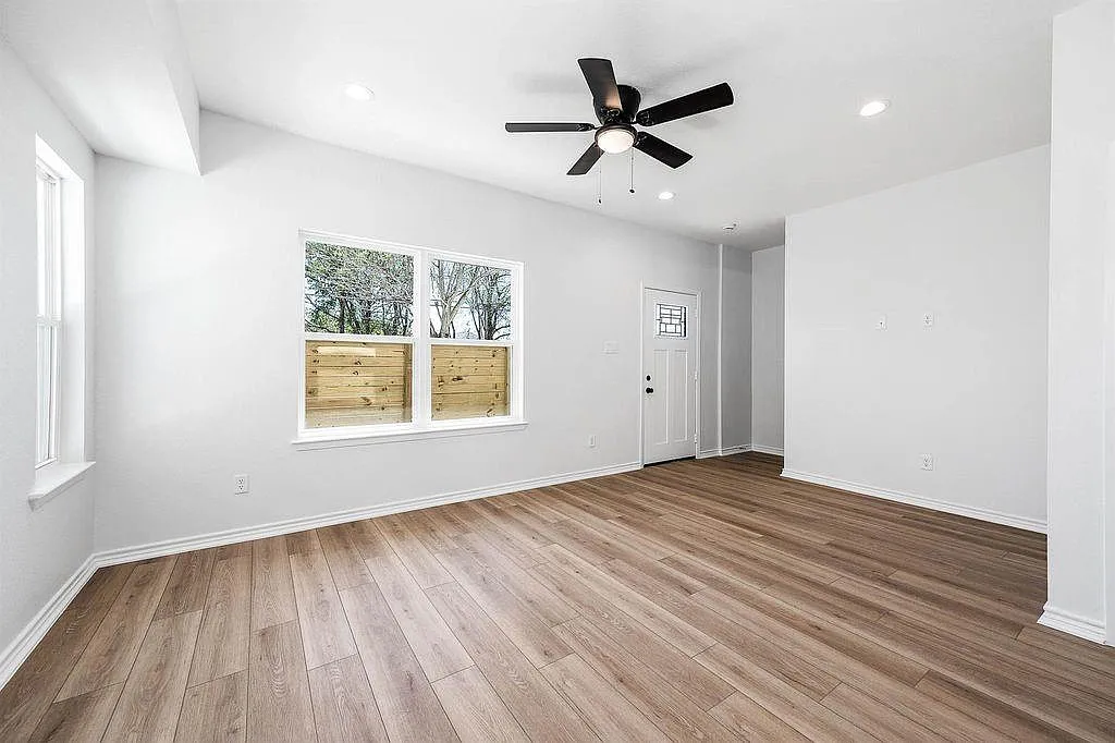 3 bed, 2.5 bath, 1383 sqft, $1,850 — Photo 2