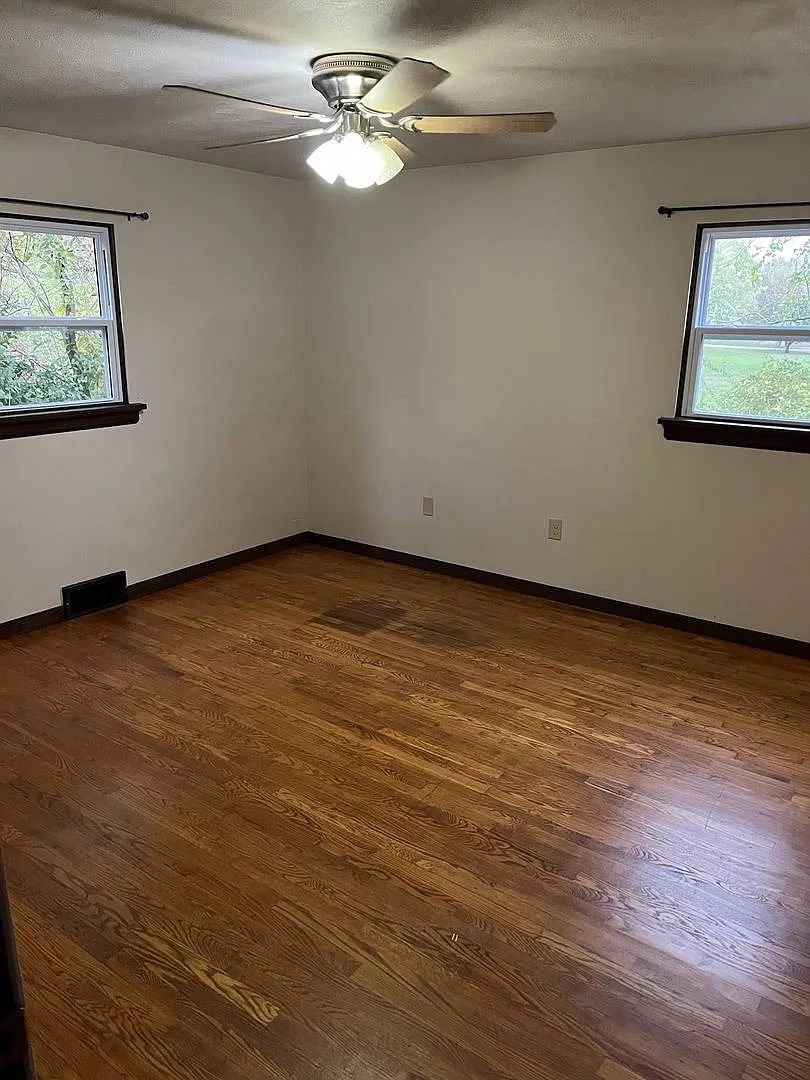 Beautiful Move in ready House! — Photo 4