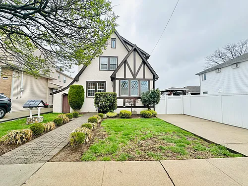 492 Lynn St Photo 1