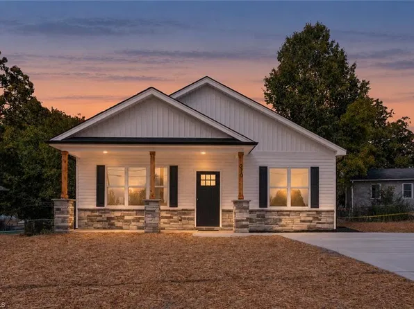 210 Leonard St, Thomasville, NC 27360
