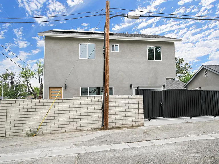10900 Baird Ave — Photo 28