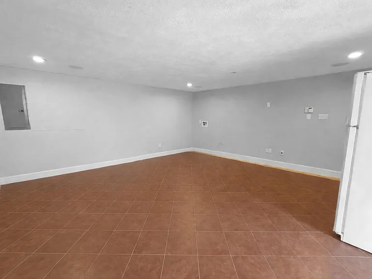 7013 Hemlock St — Photo 3