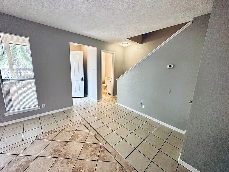 1318 Southport Dr — Photo 2