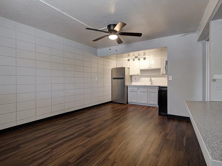 1325 W Lindsey St — Photo 33