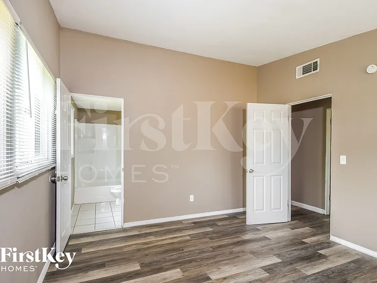 2240 Cherry Ln — Photo 8