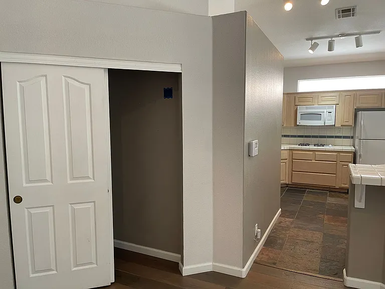 135 Wildhorn Ct — Photo 4