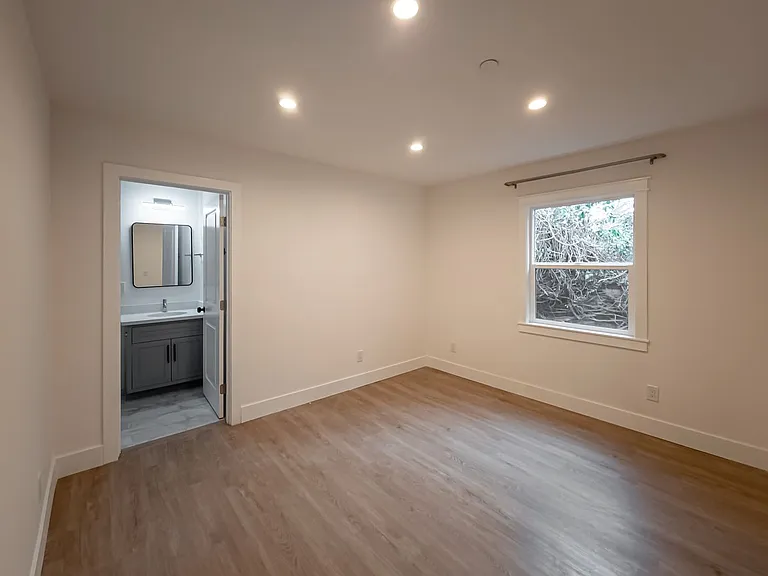 Newly Renovated 4BR Lamanda Park Units! — Photo 16