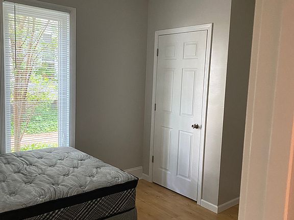 4th image of 807 College St S